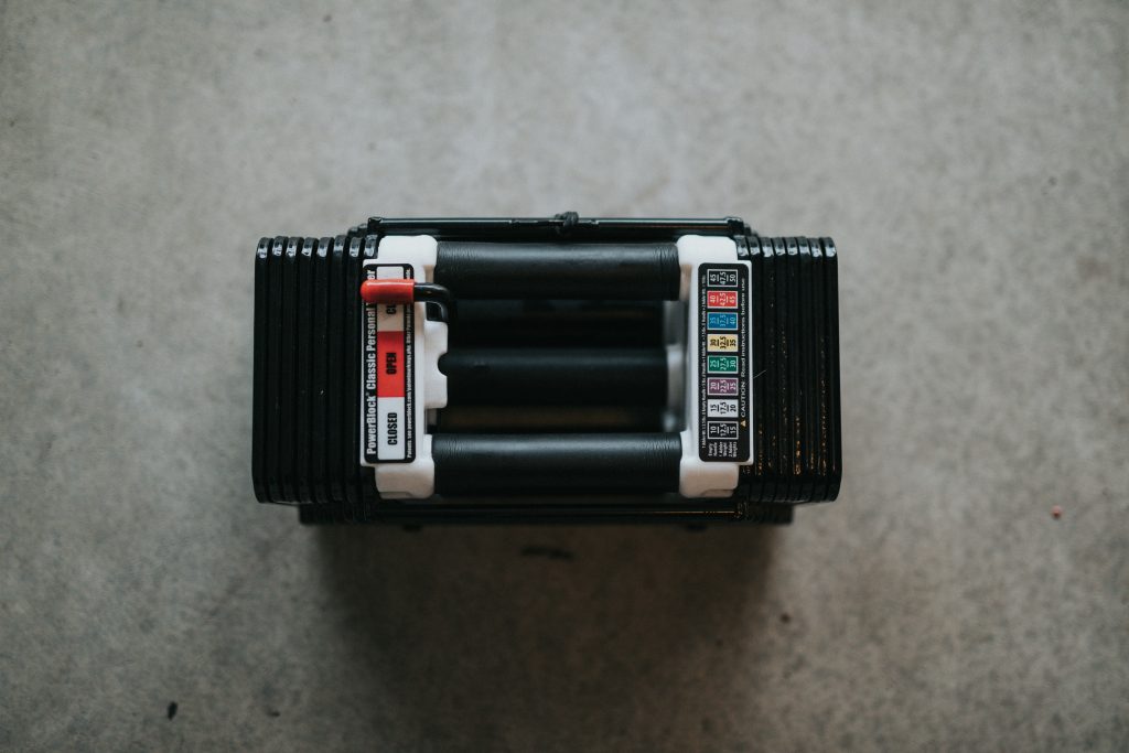 schwarz-weiss-elektronisches-gerat-ABaF2oOobTA