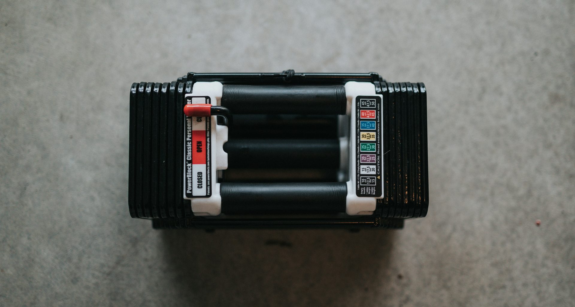 schwarz-weiss-elektronisches-gerat-ABaF2oOobTA