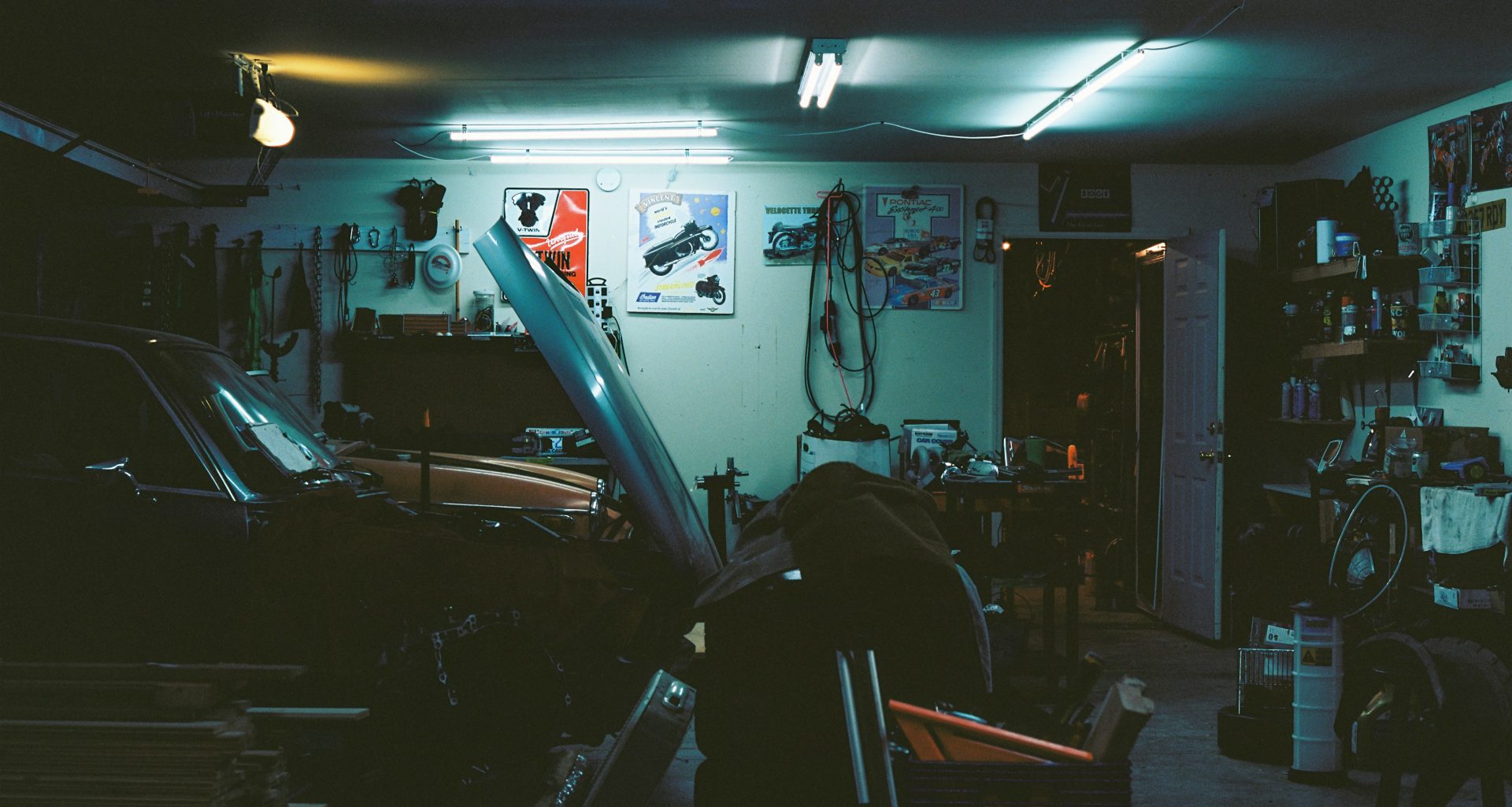 schwarz-weiss-trainingsgerate-jomhUEFyxl4