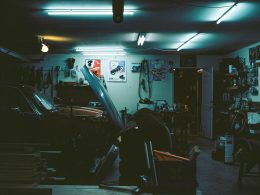 schwarz-weiss-trainingsgerate-jomhUEFyxl4