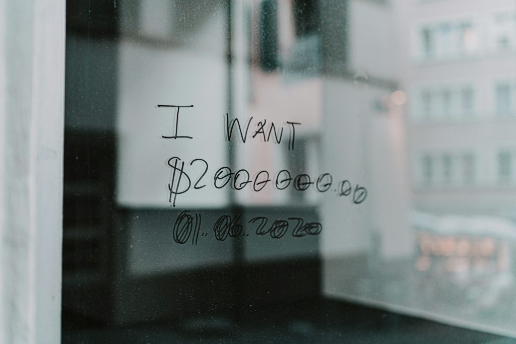 schwarz-weisses-glasfenster-JCItCwW9lK4