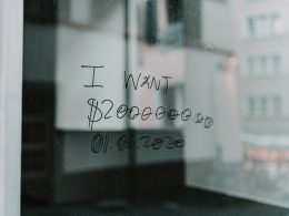 schwarz-weisses-glasfenster-JCItCwW9lK4