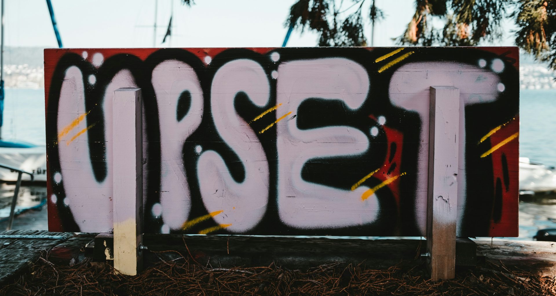 schwarz-weiss-graffiti-an-der-wand-49nP16-MN8k