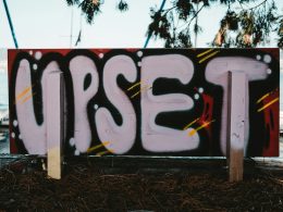 schwarz-weiss-graffiti-an-der-wand-49nP16-MN8k