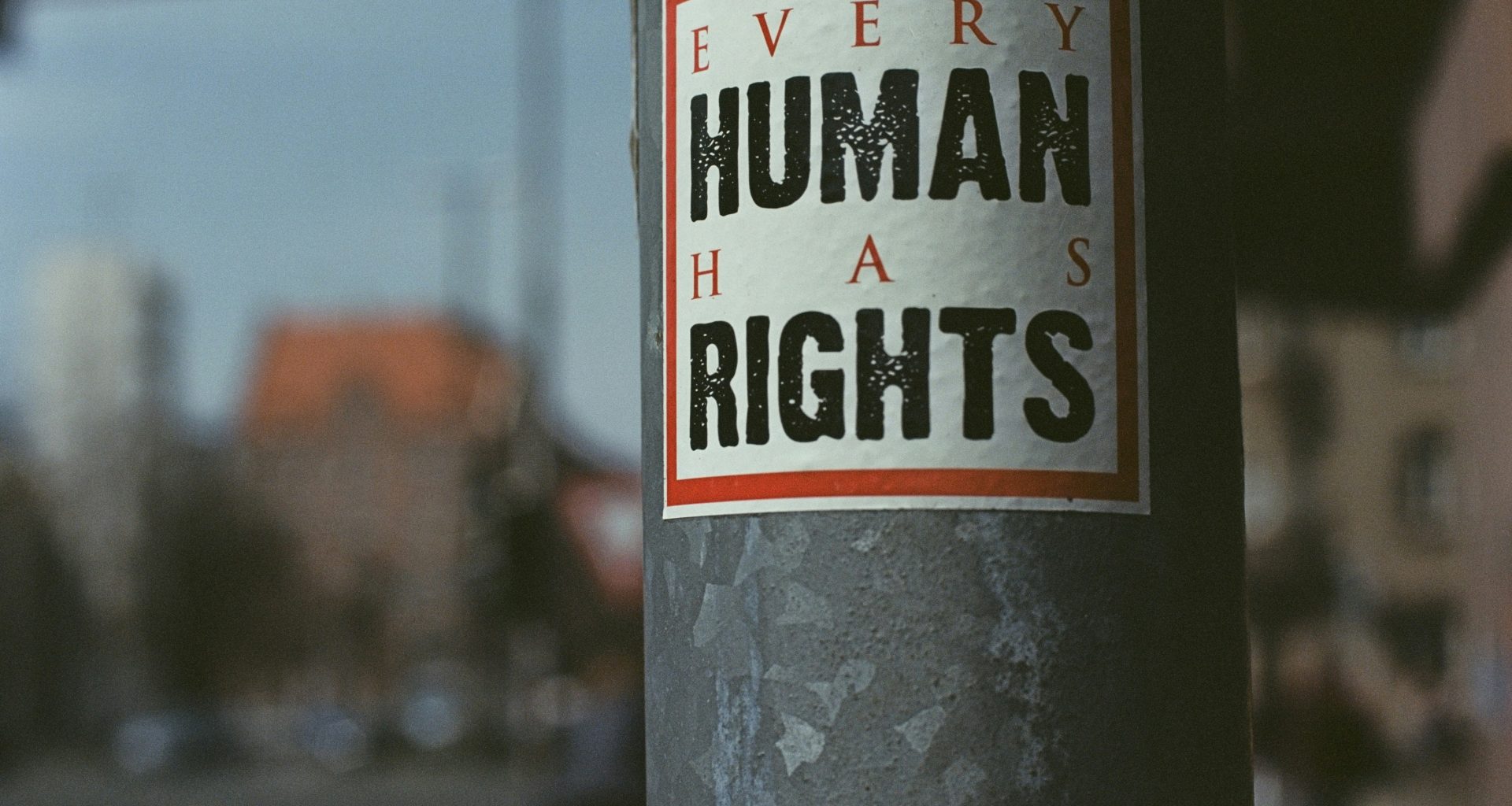 schwarz-weiss-etikettierte-flasche-XXWM_8f77KQ