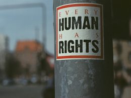 schwarz-weiss-etikettierte-flasche-XXWM_8f77KQ