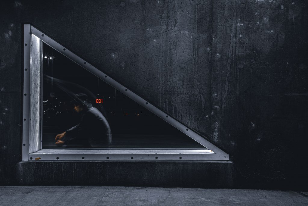 schwarz-weisse-metalltreppe-B_ByYrQdONA