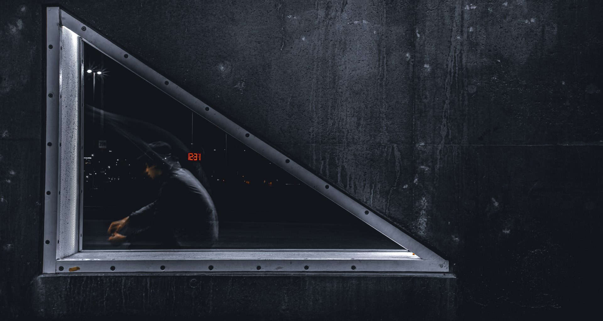 schwarz-weisse-metalltreppe-B_ByYrQdONA