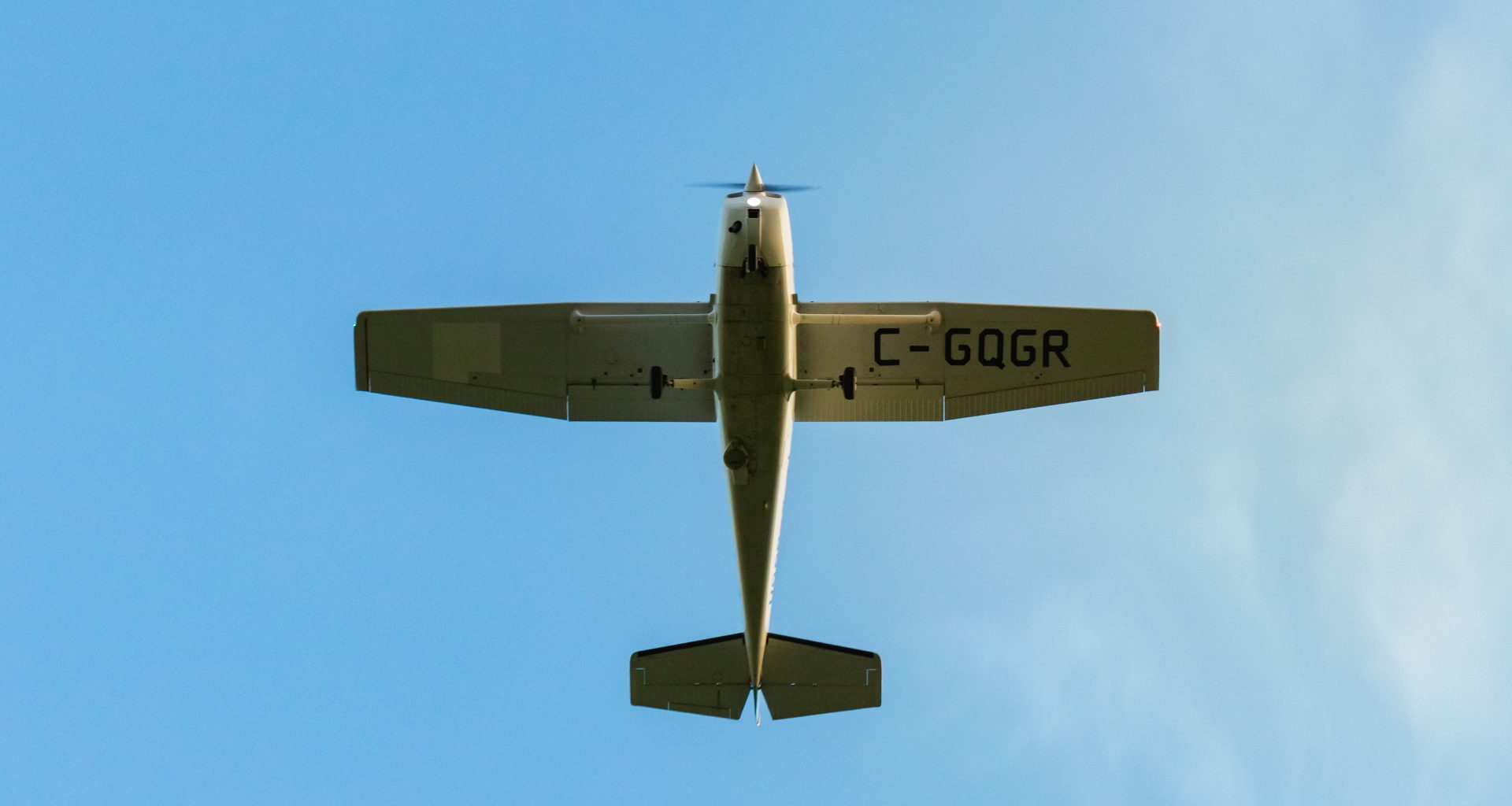 schwarz-weiss-flugzeug-am-himmel-LVNIIKYZMWo