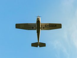 schwarz-weiss-flugzeug-am-himmel-LVNIIKYZMWo