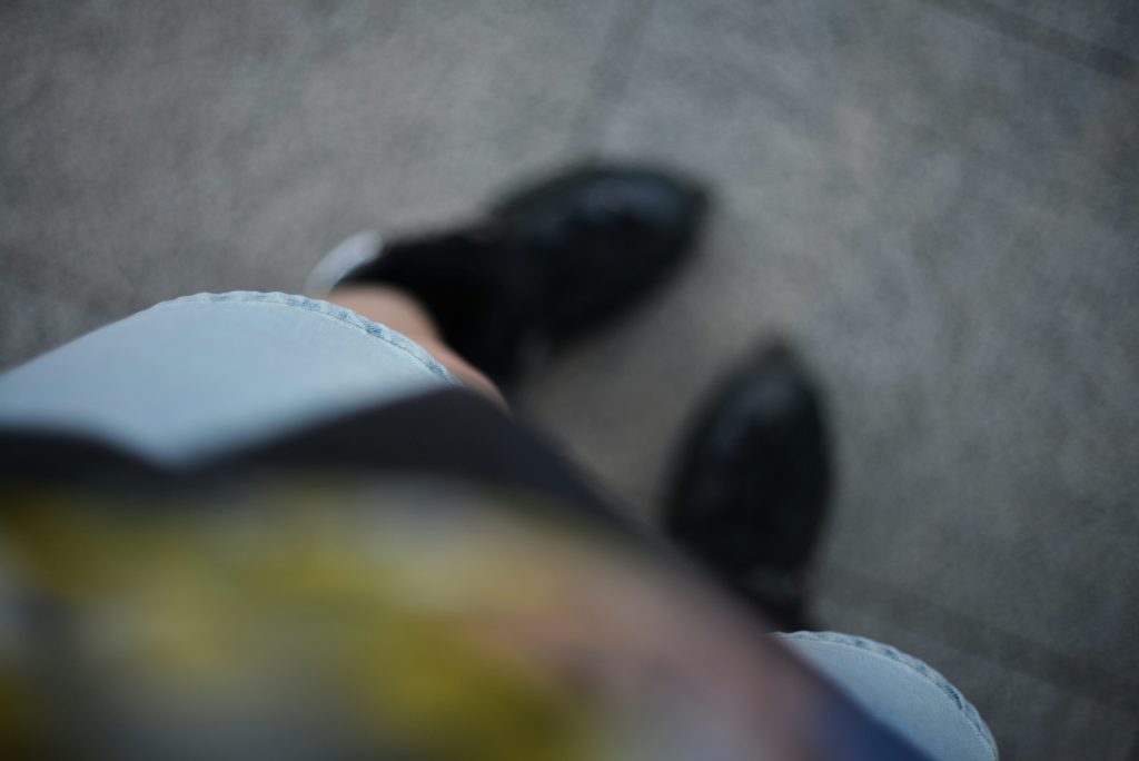 schwarze-stiefel-stehen-auf-einer-grauen-flache-M0Vn7OPuQHM