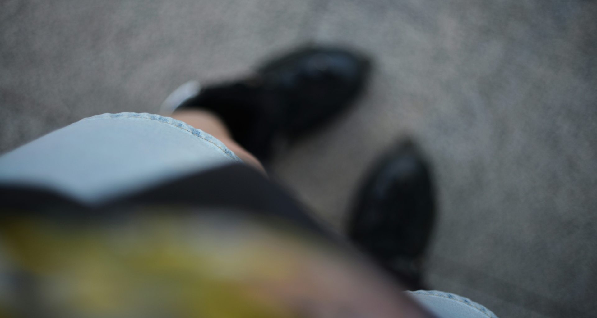 schwarze-stiefel-stehen-auf-einer-grauen-flache-M0Vn7OPuQHM