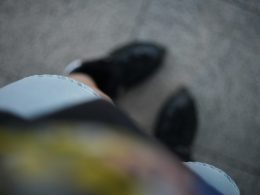 schwarze-stiefel-stehen-auf-einer-grauen-flache-M0Vn7OPuQHM