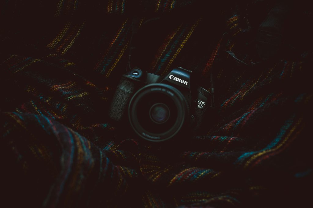 schwarze-canon-dslr-kamera-8xmckjCmqRA