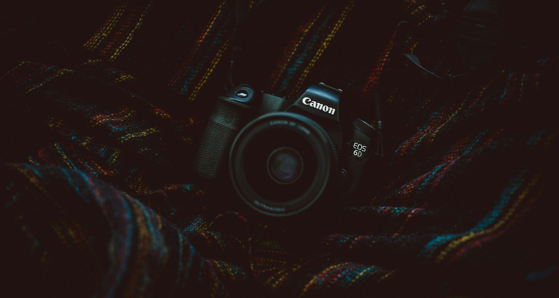 schwarze-canon-dslr-kamera-8xmckjCmqRA