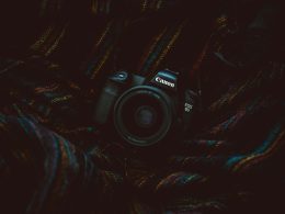 schwarze-canon-dslr-kamera-8xmckjCmqRA