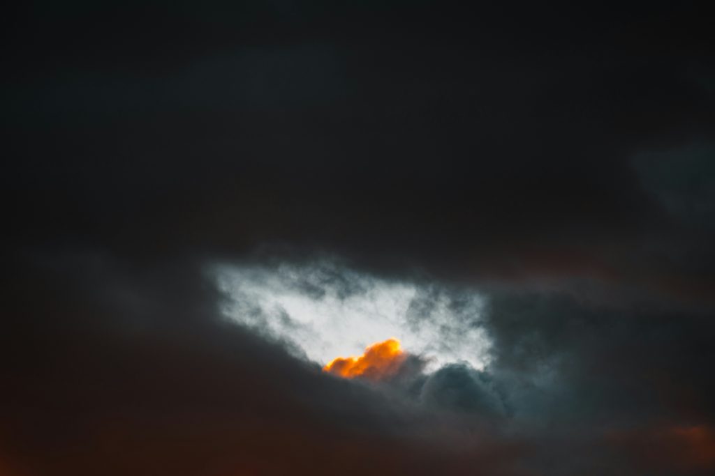 schwarze-wolken-und-orangefarbener-himmel-ycO2EndJeAg