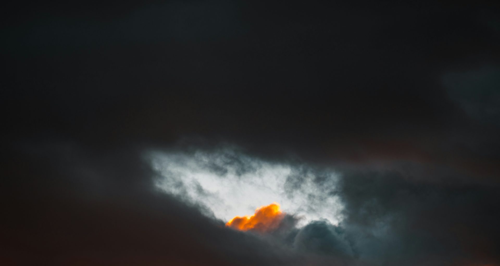 schwarze-wolken-und-orangefarbener-himmel-ycO2EndJeAg