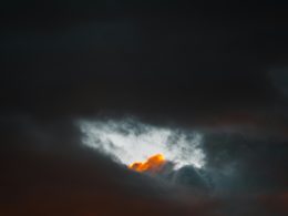 schwarze-wolken-und-orangefarbener-himmel-ycO2EndJeAg