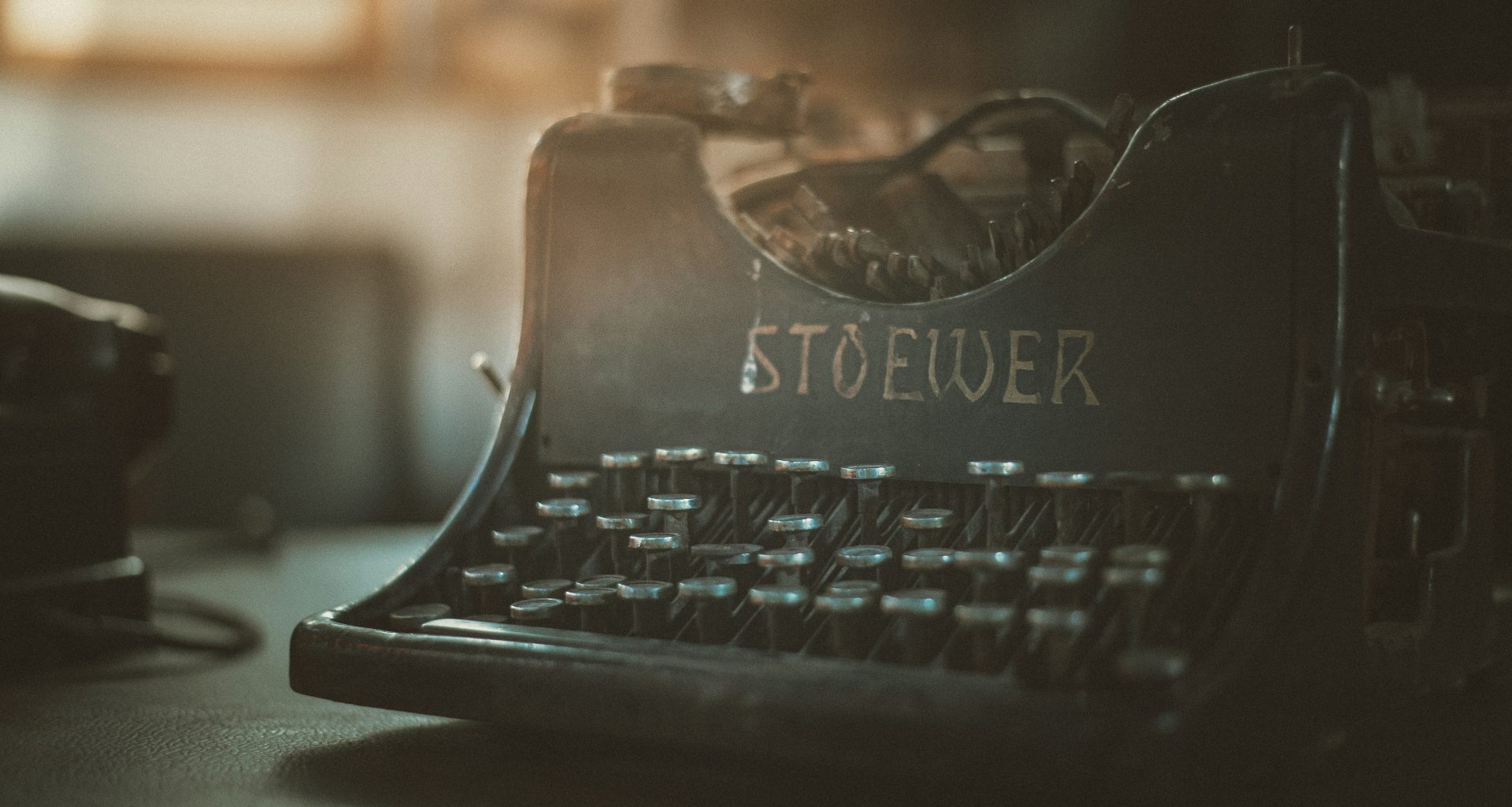 schwarze-computertastatur-auf-grunem-textil-_nRpqIBM40Q