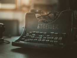 schwarze-computertastatur-auf-grunem-textil-_nRpqIBM40Q