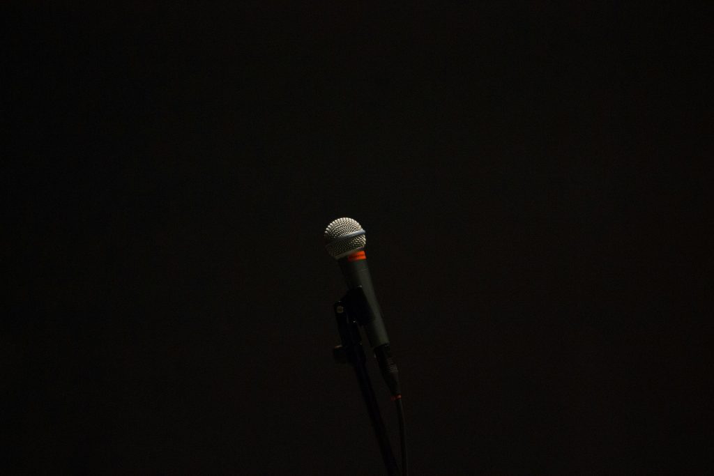 schwarzes-schnurgebundenes-mikrofon-mit-standfuss-18B9D4q9ESE