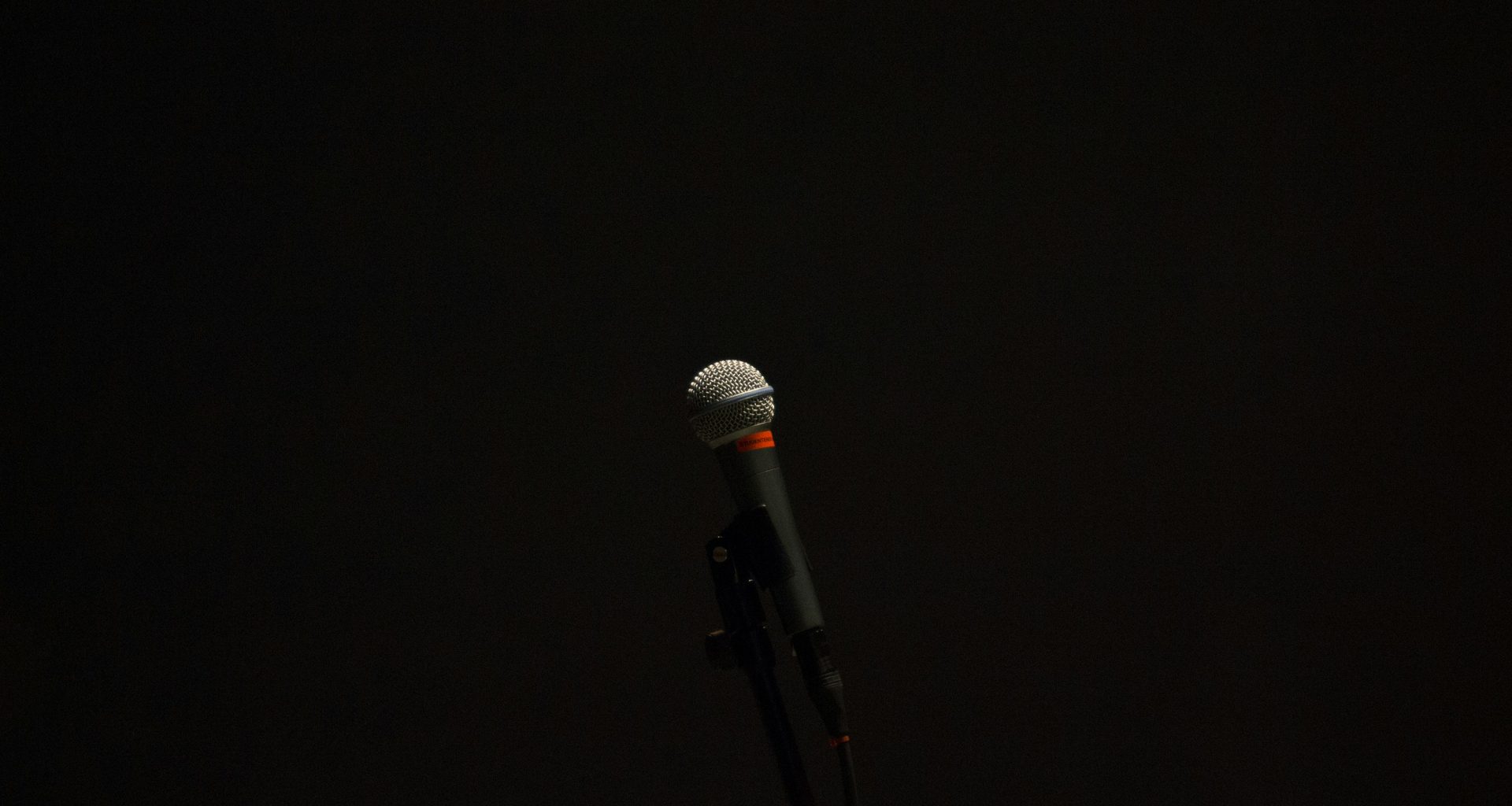 schwarzes-schnurgebundenes-mikrofon-mit-standfuss-18B9D4q9ESE