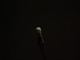 schwarzes-schnurgebundenes-mikrofon-mit-standfuss-18B9D4q9ESE