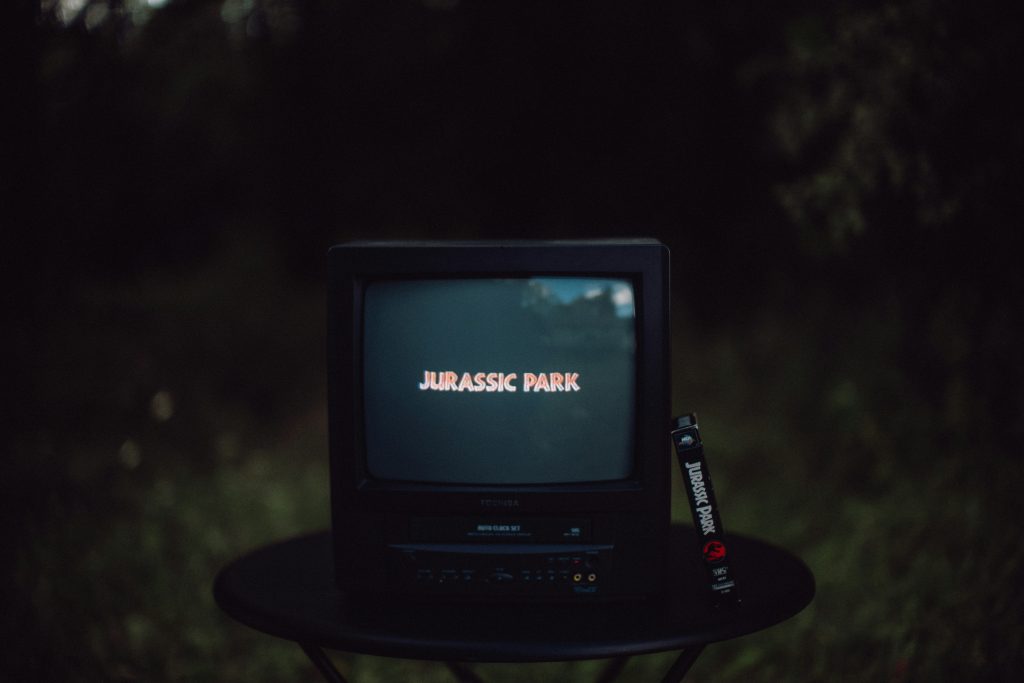 schwarzer-crt-fernseher-auf-schwarzem-tisch-1RyKywJ9lAY