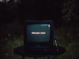 schwarzer-crt-fernseher-auf-schwarzem-tisch-1RyKywJ9lAY