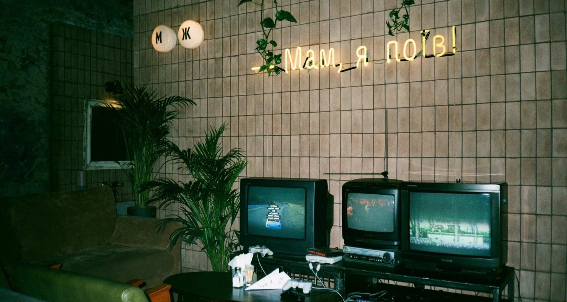 schwarzer-crt-fernseher-auf-braunem-holztisch-OpUPenLEyUE