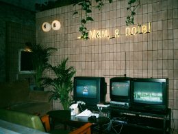 schwarzer-crt-fernseher-auf-braunem-holztisch-OpUPenLEyUE