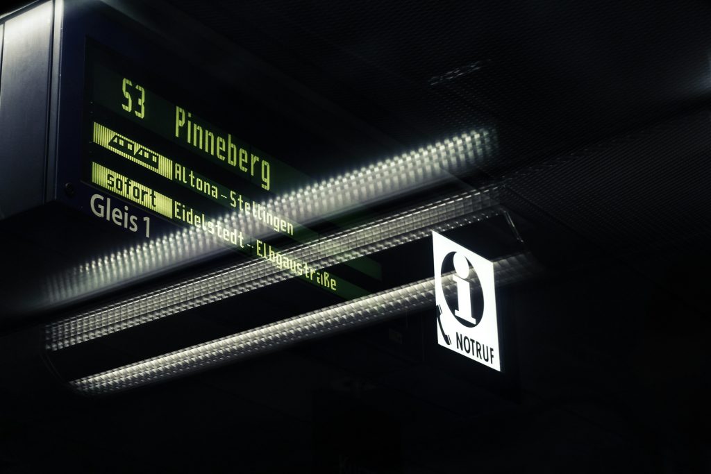 schwarze-digitale-beschilderung-FamyFsXNgok