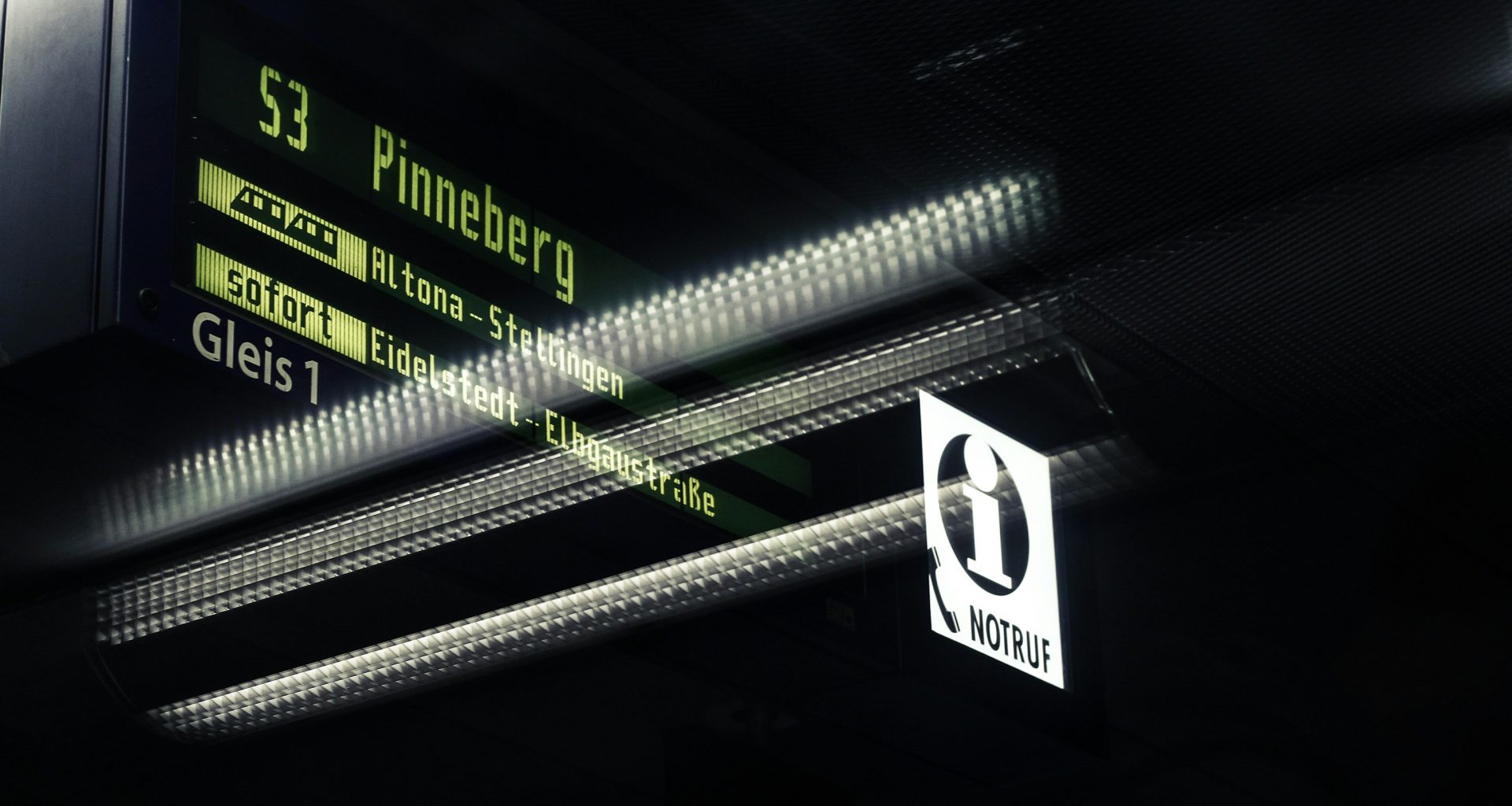 schwarze-digitale-beschilderung-FamyFsXNgok