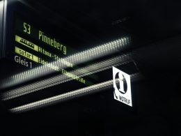 schwarze-digitale-beschilderung-FamyFsXNgok