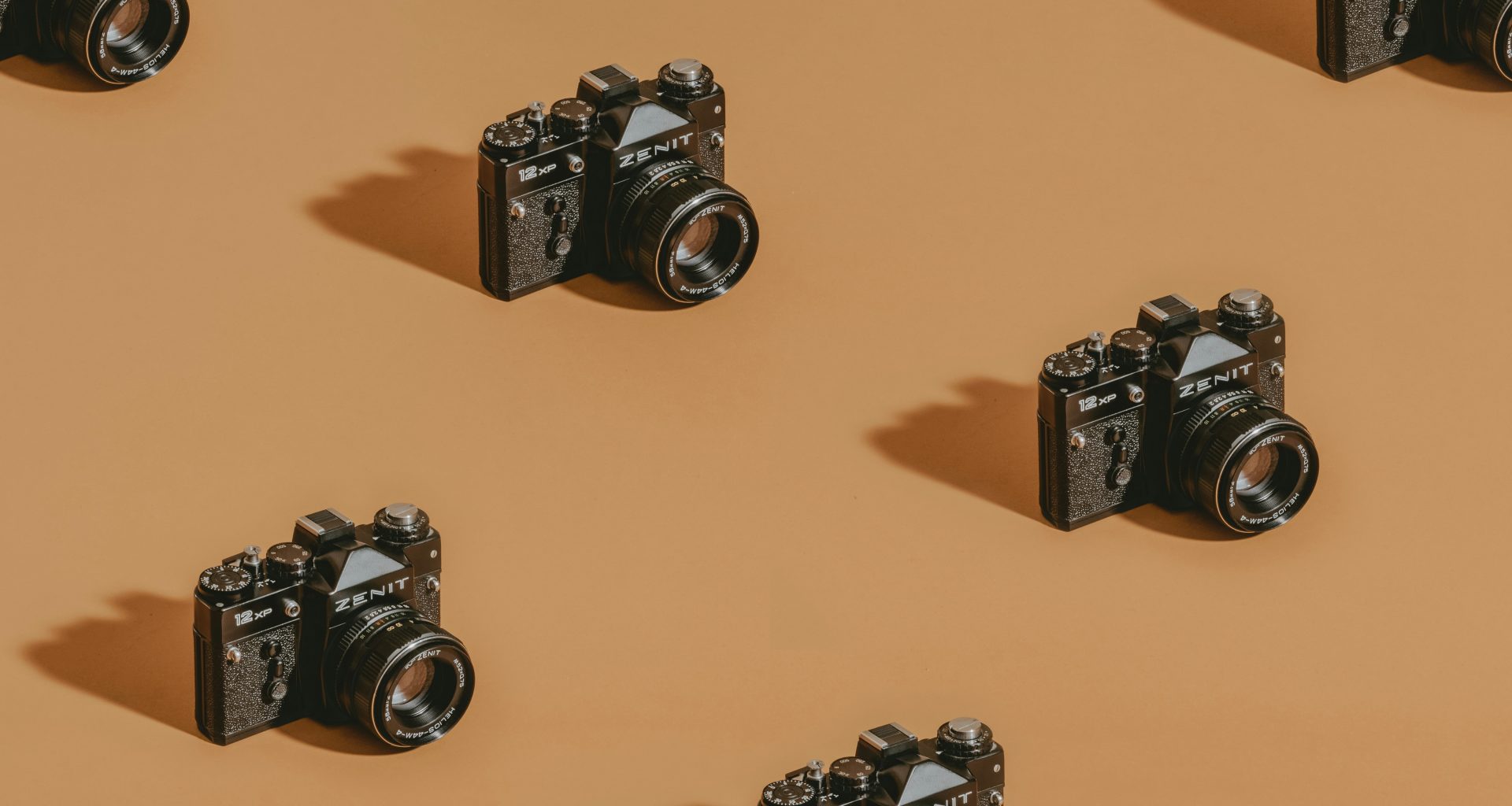 schwarze-dslr-kamera-auf-braunem-holztisch-IskA3TGmyGk