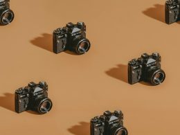 schwarze-dslr-kamera-auf-braunem-holztisch-IskA3TGmyGk