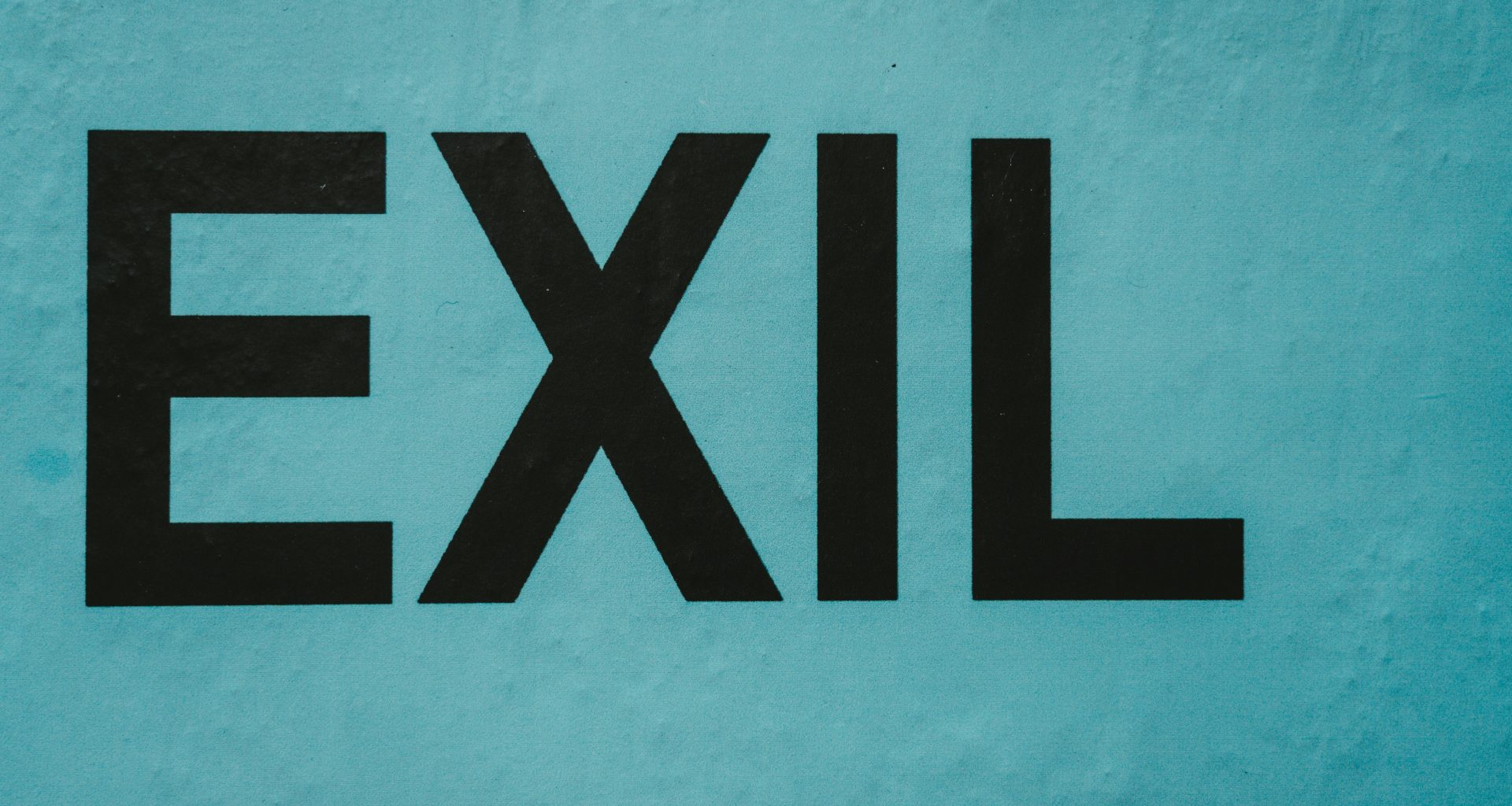 schwarzes-exil-wort-auf-graue-wand-gemalt-aVv19gC_ee8