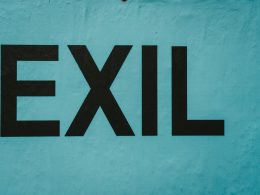 schwarzes-exil-wort-auf-graue-wand-gemalt-aVv19gC_ee8