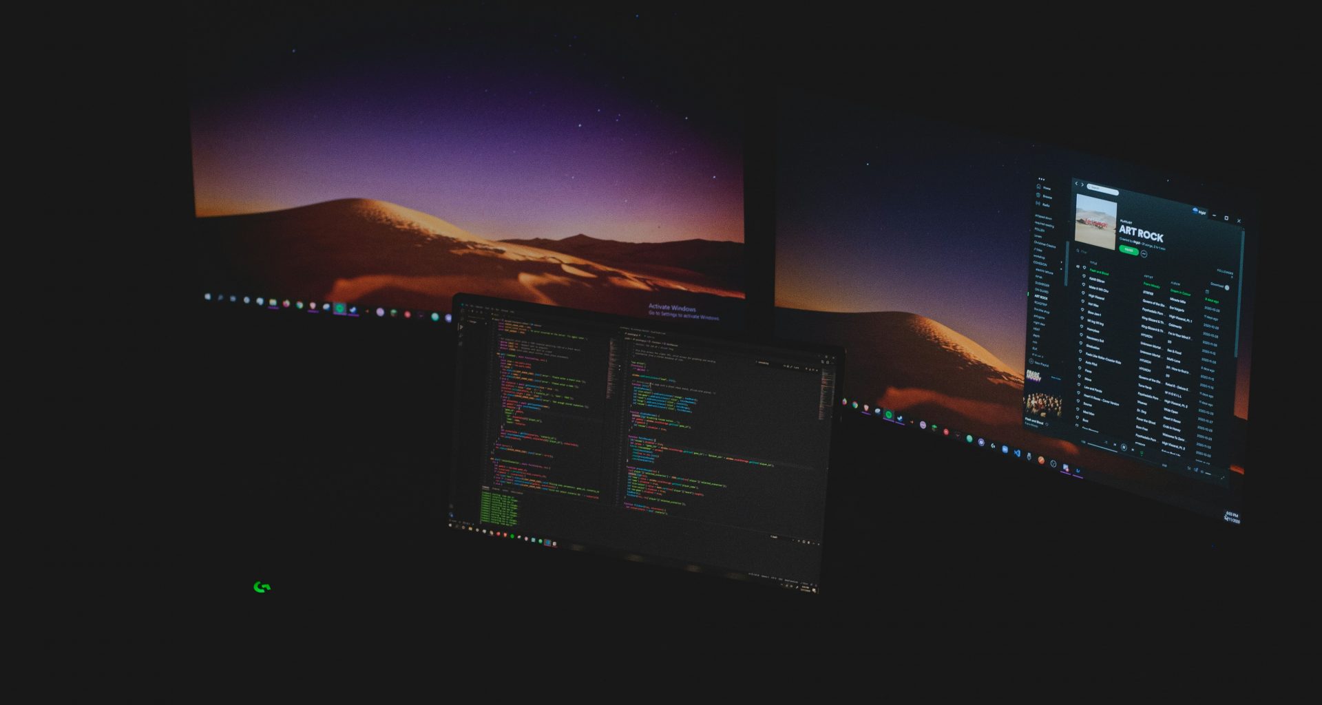 schwarzer-flachbildschirm-in-der-nahe-von-blauem-und-weissem-himmel-eingeschaltet-SrewPUfo2c0