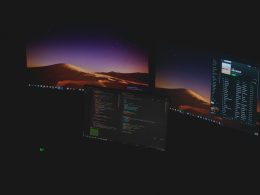 schwarzer-flachbildschirm-in-der-nahe-von-blauem-und-weissem-himmel-eingeschaltet-SrewPUfo2c0