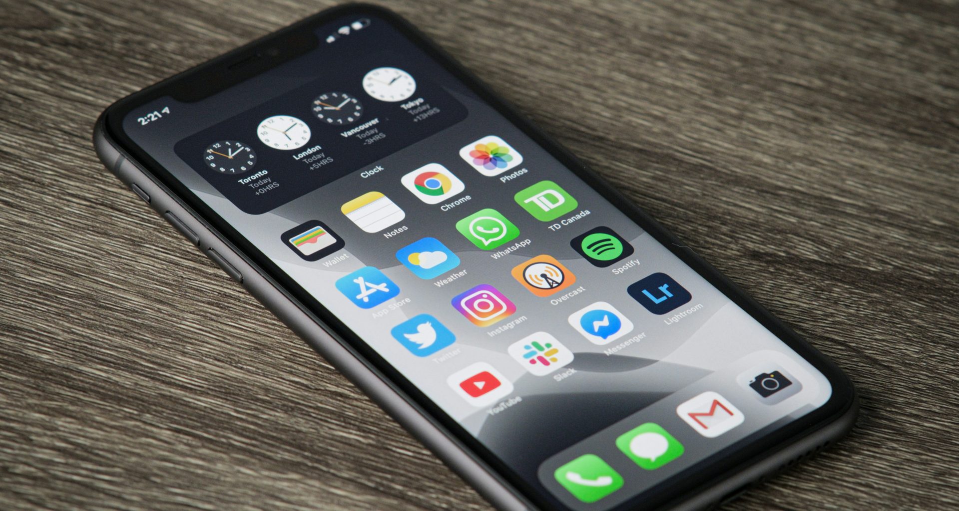 schwarzes-iphone-5-auf-braunem-holztisch-A6qNzfJXRGQ