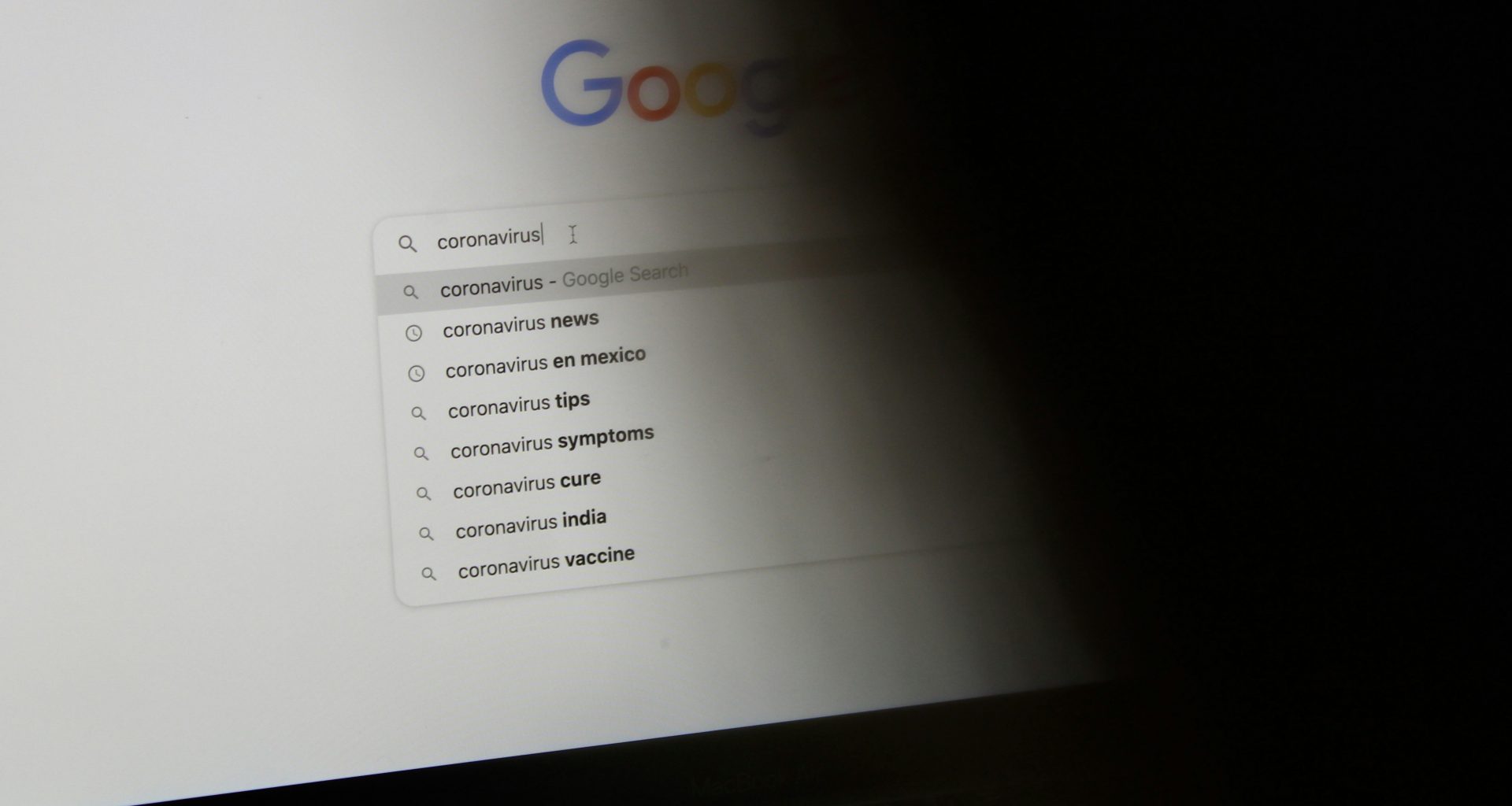 schwarzer-laptop-eingeschaltet-anzeigen-der-google-suche-6HiS_zsgxIc