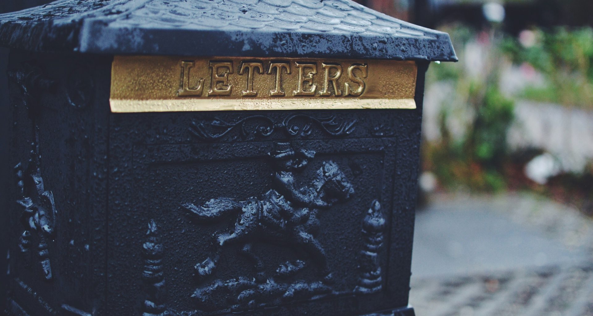 schwarzer-mann-reitet-auf-pferd-briefkasten-mit-pragung-bedruckt-xmY3qMBfzBs