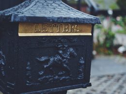 schwarzer-mann-reitet-auf-pferd-briefkasten-mit-pragung-bedruckt-xmY3qMBfzBs