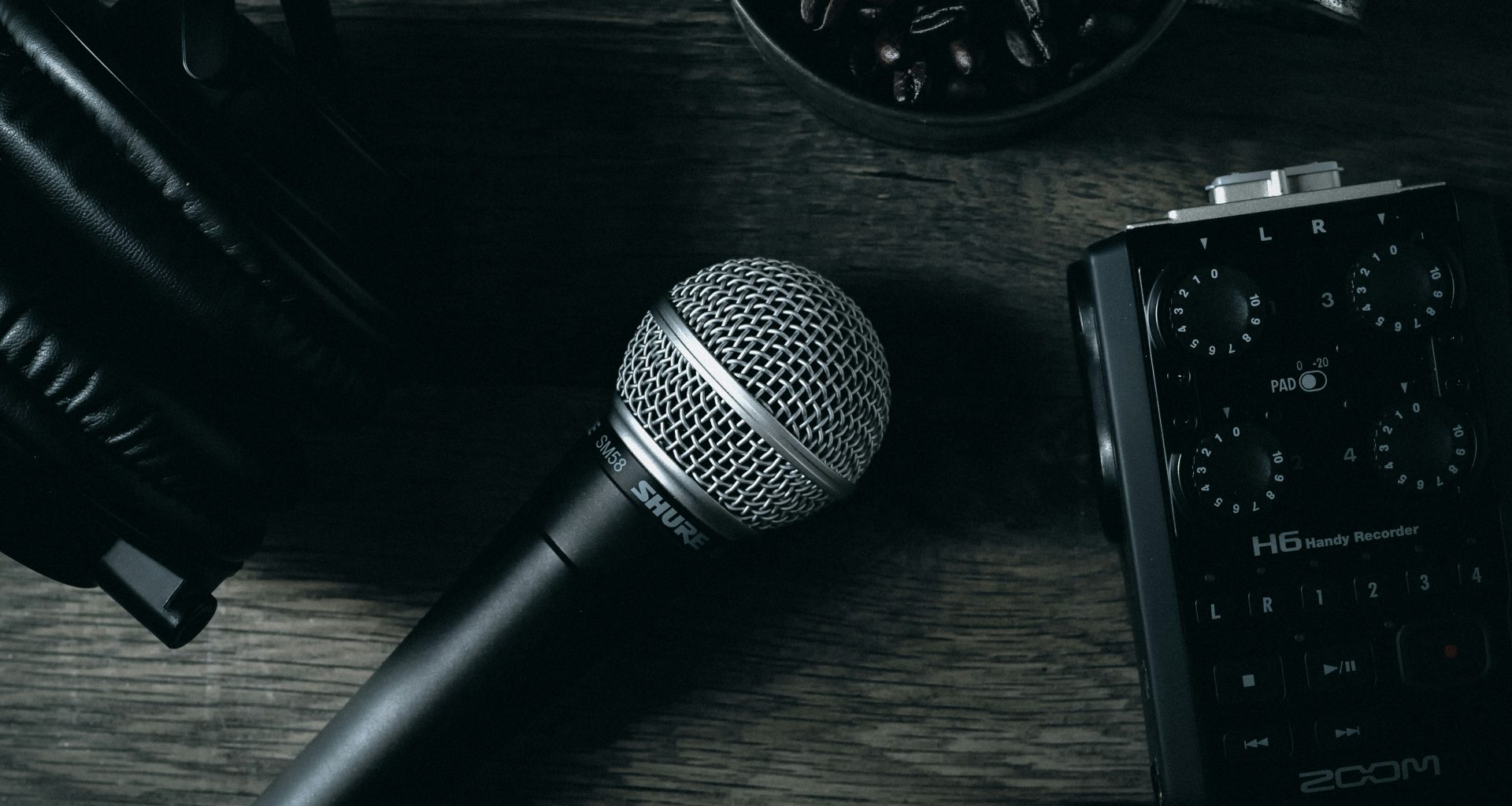 schwarzes-mikrofon-dZDkJ9T_u98