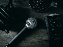 schwarzes-mikrofon-dZDkJ9T_u98
