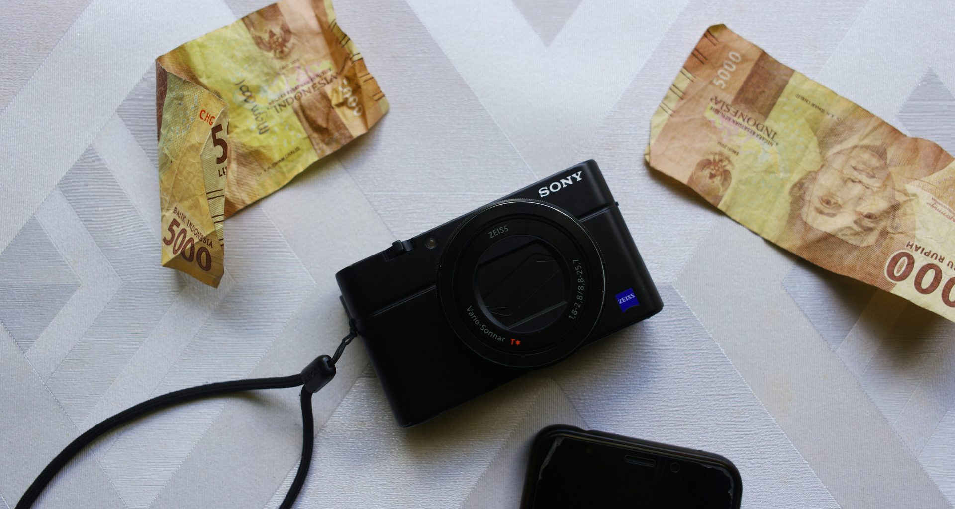 schwarze-nikon-kamera-neben-brauner-banknote-DnfKXrqksio