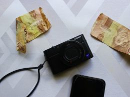 schwarze-nikon-kamera-neben-brauner-banknote-DnfKXrqksio