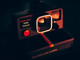 schwarze-polaroid-landkamera-ftJp8YTvmQI